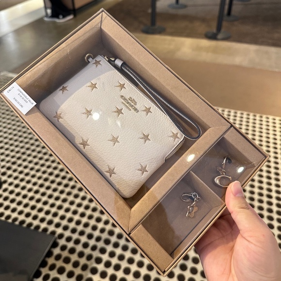 NWT! Coach CX174 Boxed Corner Zip Wristlet Gift Set With Star Print And Charms - Picture 1 of 9
